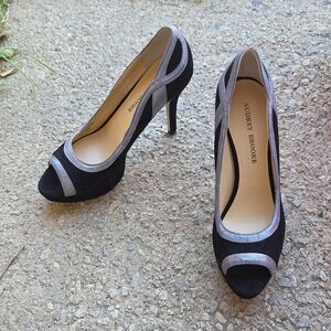 Audrey Brooke Women's Black and Silver Peep-Toe Pumps